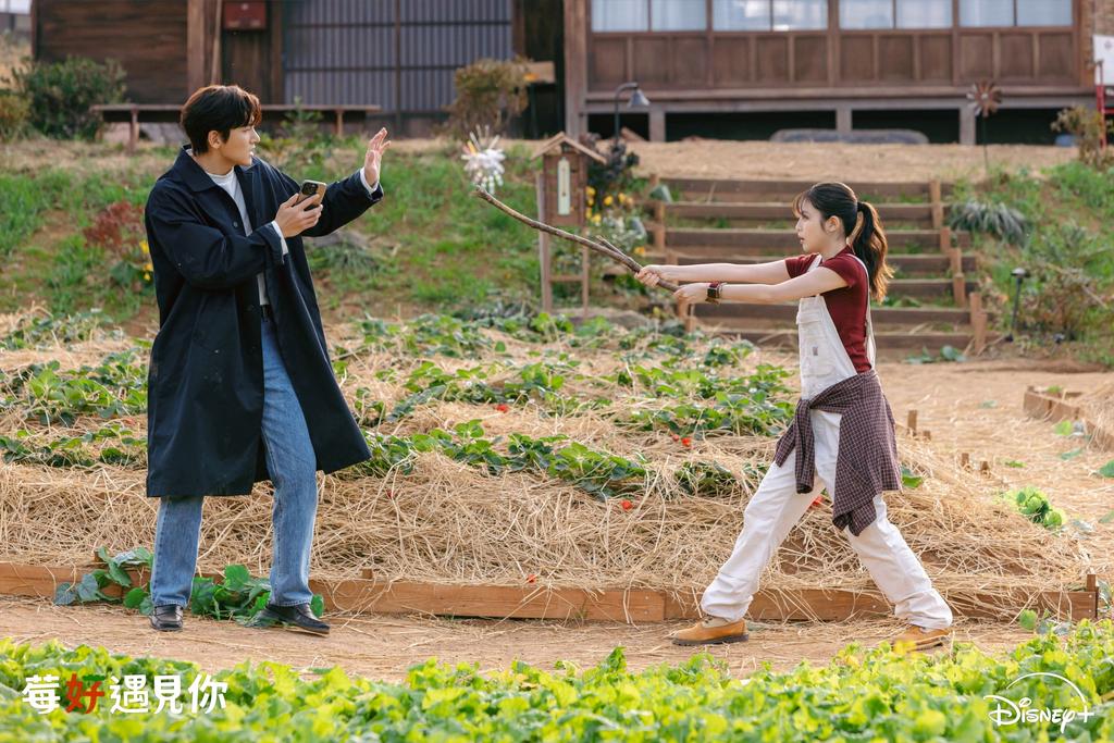 兩人在劇中飾演歡喜冤家，俏皮互動甜翻觀眾。（圖／Disney+提供）