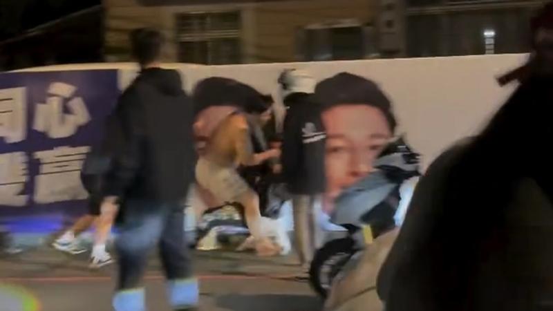 張男駕車行經烘爐地時險些與機車發生碰撞,隨後遭多名騎士攔下,雙方從口角演變為多人圍毆,張男衣服都被扯爛。(圖/zxo_1229提供)