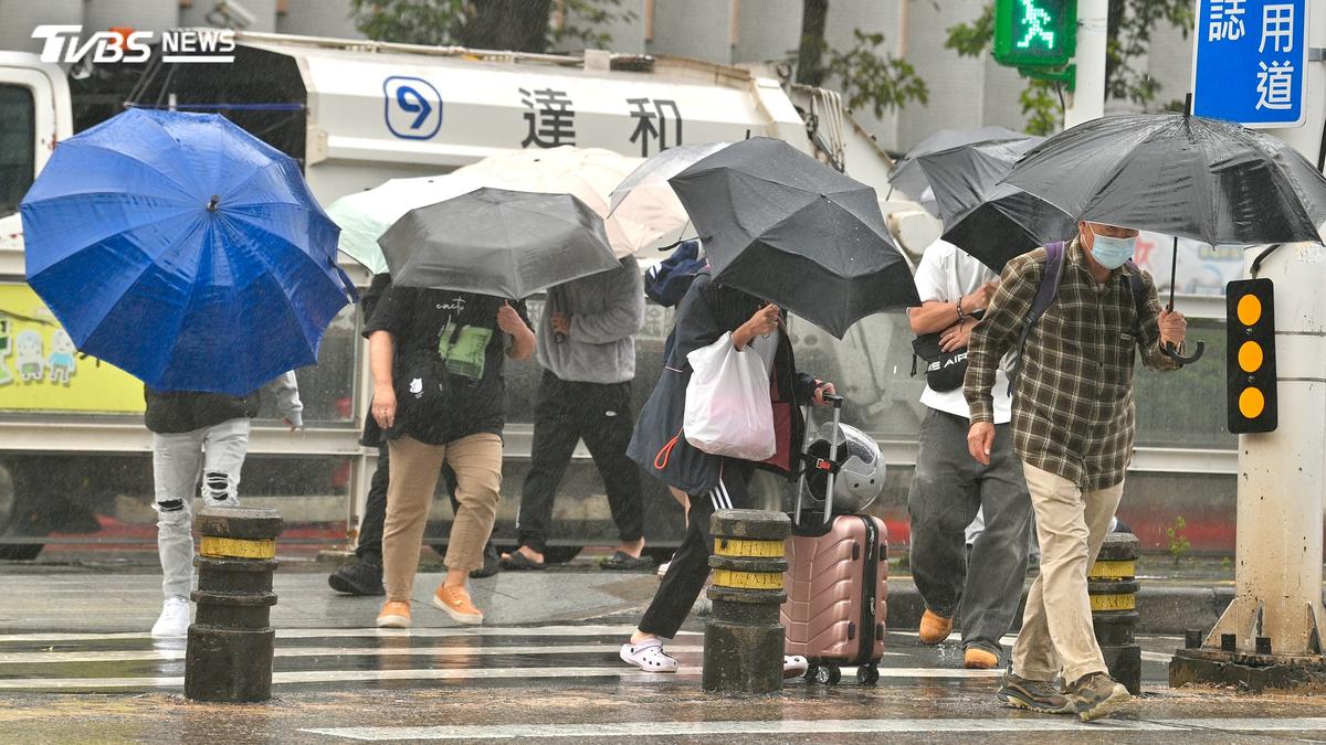 收工變天!「越晚雨越大」下到明晨 14縣市防8級強風