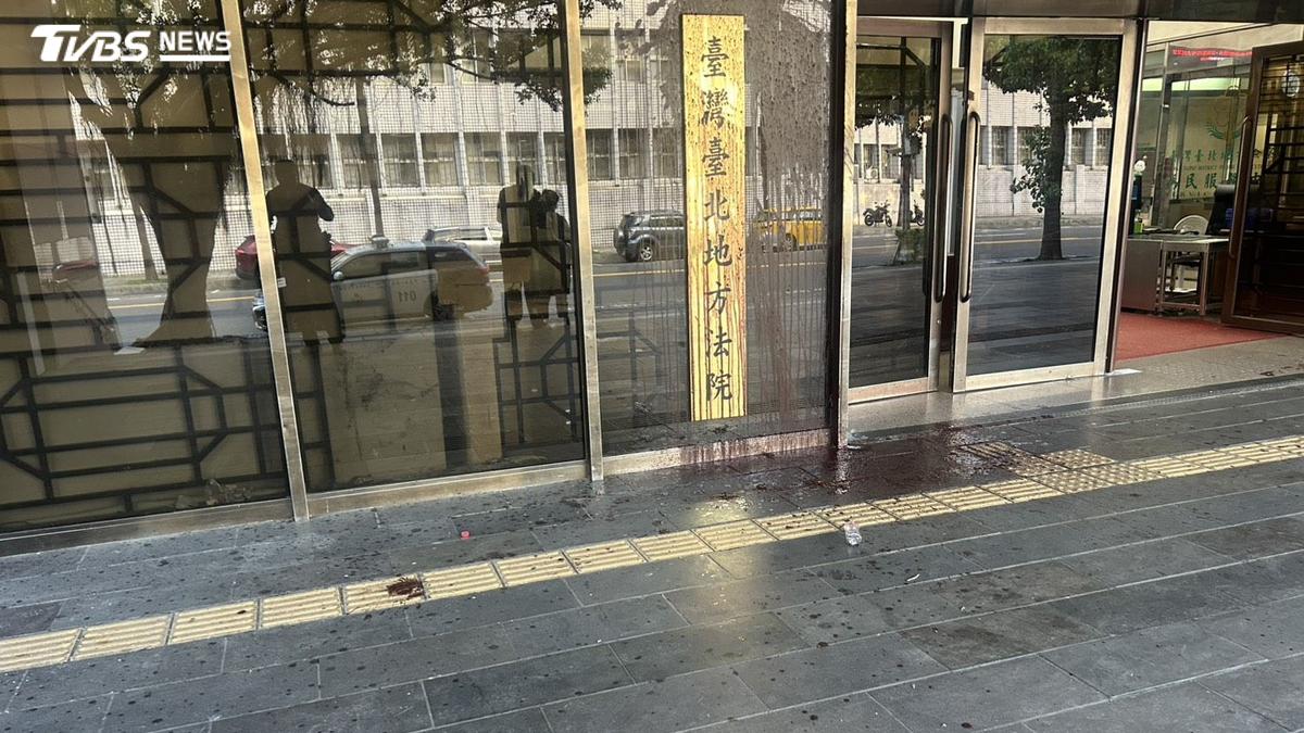 台北地院遭潑糞!穢物灑滿牌銜地板