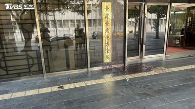 快訊/台北地院遭潑糞!穢物灑滿牌銜地板 男抗議司法不公遭帶回
