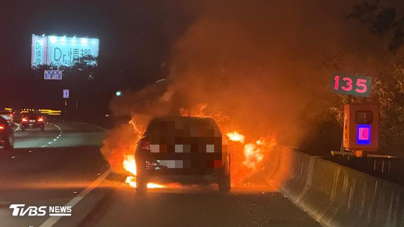 國道1號深夜發生火燒車。(圖/TVBS)