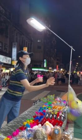 鄭爽在寧夏夜市玩射飛鏢等遊戲。(圖/翻攝自IG)