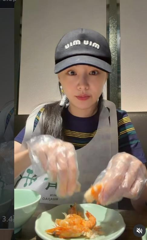 鄭爽還去吃麻辣鍋。(圖/翻攝自IG)