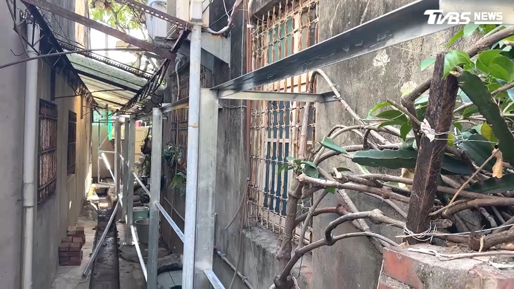 遭控占地的屋主在紅磚牆被拆除後，不僅釘上木板，還在巷弄加蓋鐵架，法院訂於10月31日前往查驗，到時仍須將占用空間拆除乾淨（圖／TVBS）（圖／TVBS）