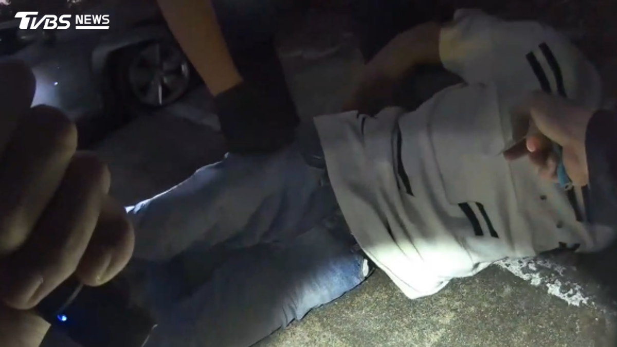 藏毒心虛拒檢!桃園男撞警車 車輪爆胎逃2公里