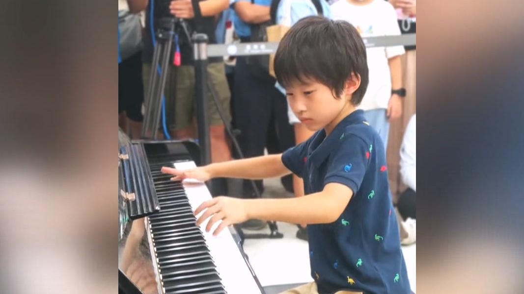 一名年僅6歲的小小音樂神童現身演奏,彈琴技巧出神入化。(圖/翻攝Threads_spicyjolin)