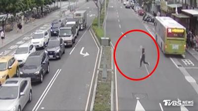 公車爆衝突!女控遭騷擾 黑衣男沒等警到場急跳車 翻越分隔島奔逃