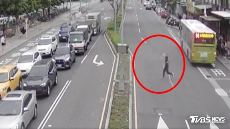 公車內,女乘客控遭騷擾,黑衣男沒等警到場,奔跑跨越車道躲人群。(圖/TVBS)