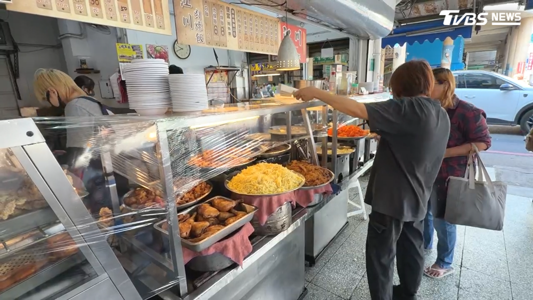 「江川肉燥飯」也因同份租約受到波及,同樣面臨結束營業的困境。(圖/TVBS)