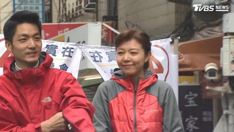 圖為台北市長蔣萬安上回競選時與妻子石舫亘一同拜票畫面(圖/TVBS資料畫面)