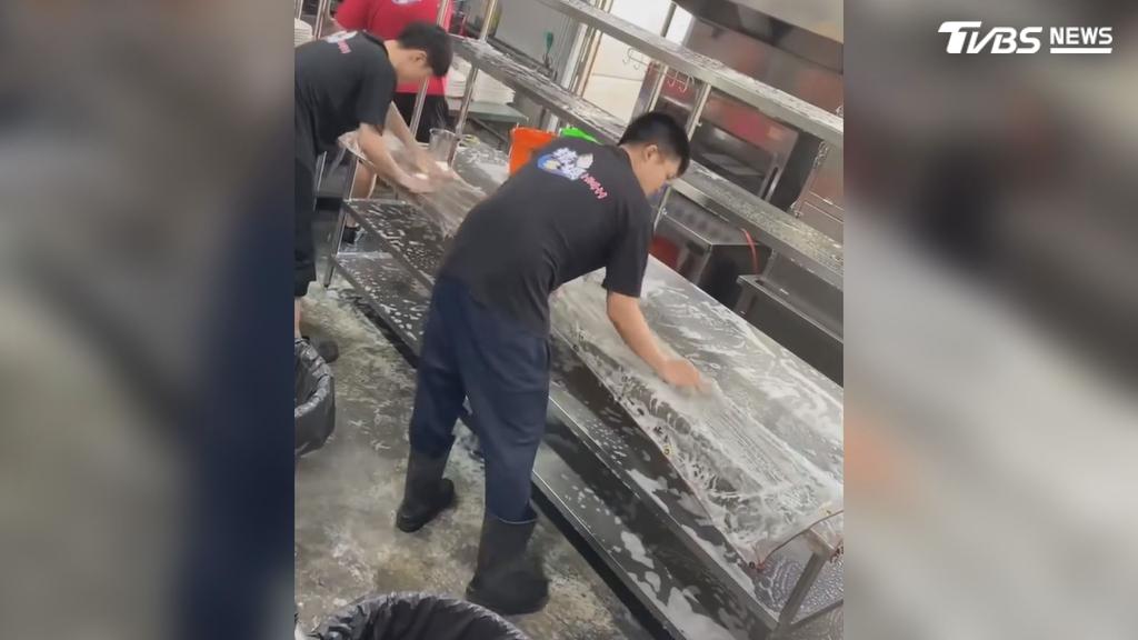 業者表示開放式空間就是無法避免這種蚊蟲問題，營業前都會再清潔桌面，從內場清到外場，還會定期消毒（圖／業者臉書）