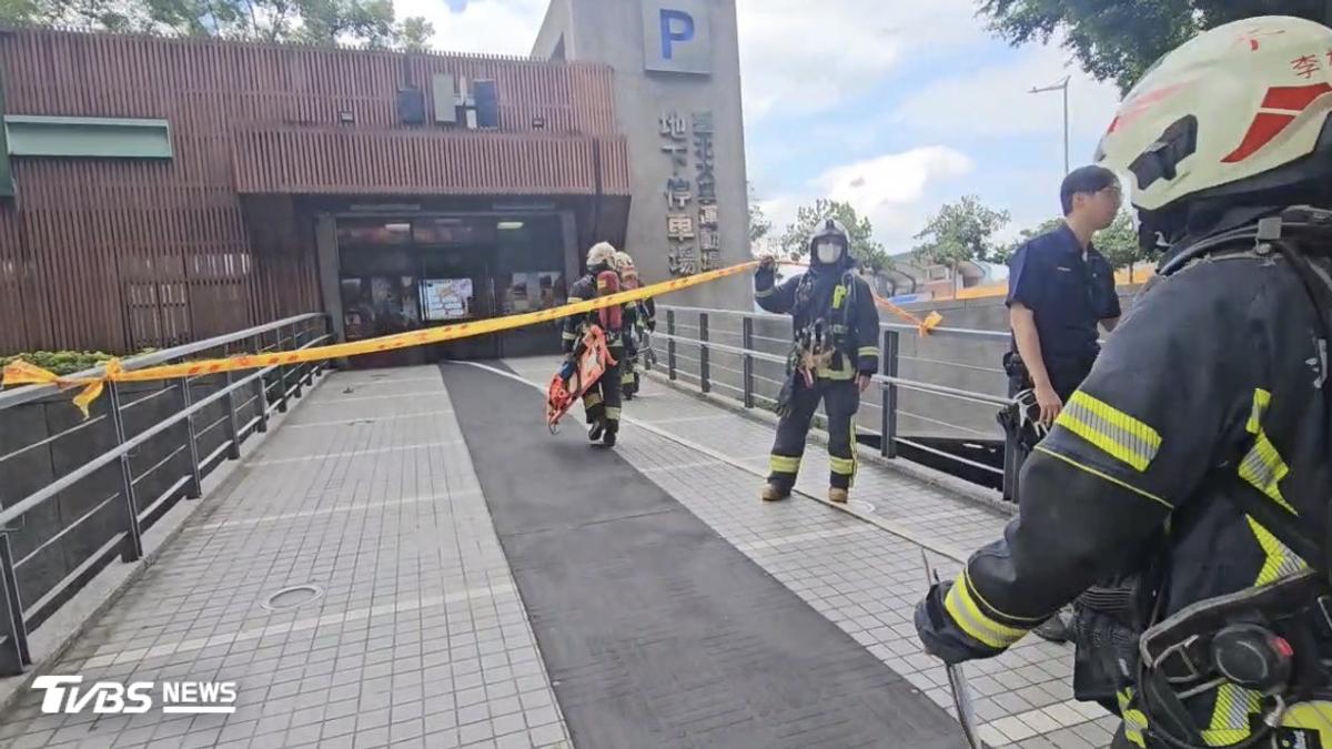 快訊/台北大學B3停車場汽車突冒煙起火