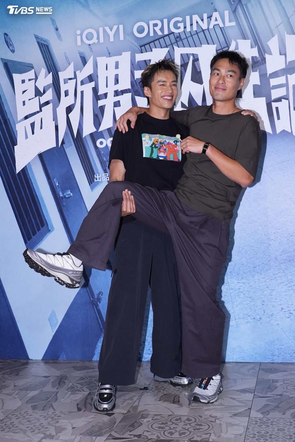 陳澤耀(左)在慶功宴上抱起剛獲得金鐘男配的楊祐寧。(圖/黃城碩攝)