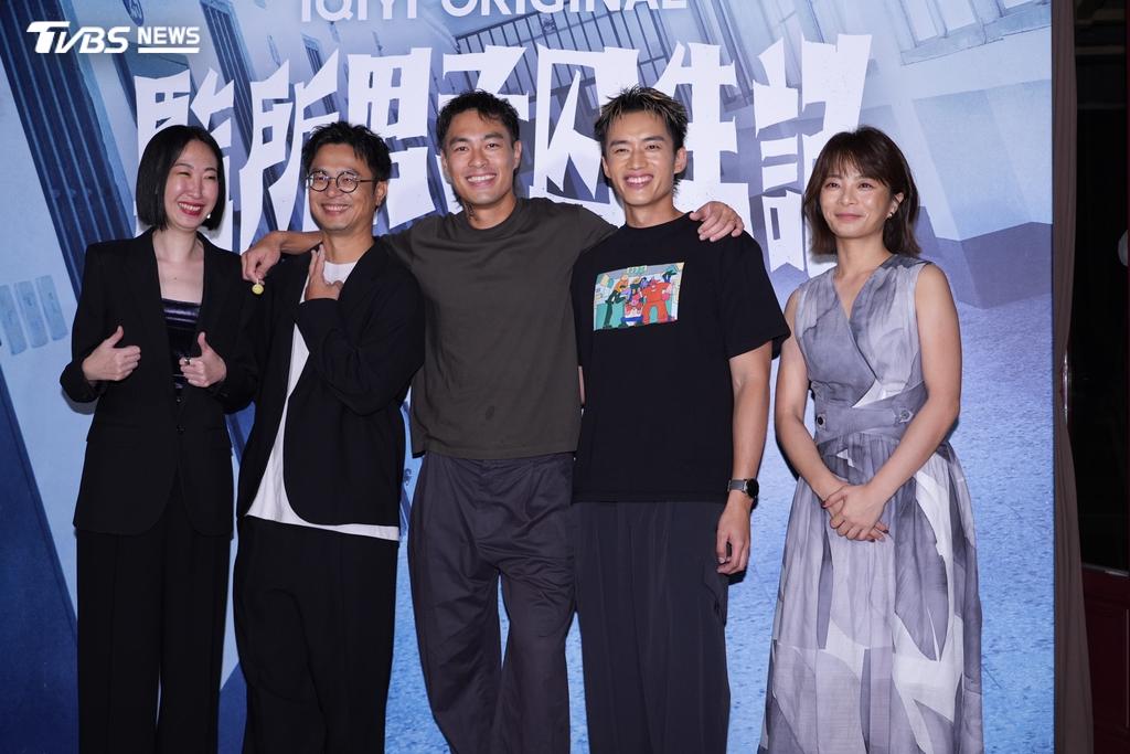 楊祐寧(中)奪金鐘男配,開心出席慶功宴。(圖/黃城碩攝)