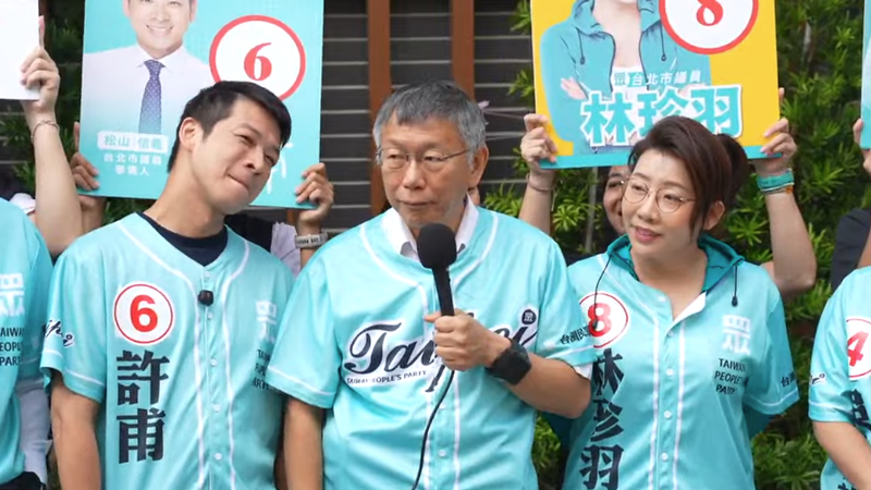 民眾黨創黨主席柯文哲今日與白營小雞在北市選委會合體。(圖/民眾黨提供)