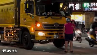 抱小孩攔垃圾車當街叫罵 台中婦人嫌「鈴聲小」遭挑釁