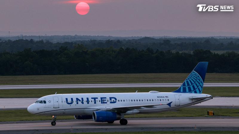 美國聯合航空(United Airlines)一架原定由拉斯維加斯飛往紐澤西的班機,因機上傳出疑似劫機威脅而緊急返航。(圖/達志影像路透社)