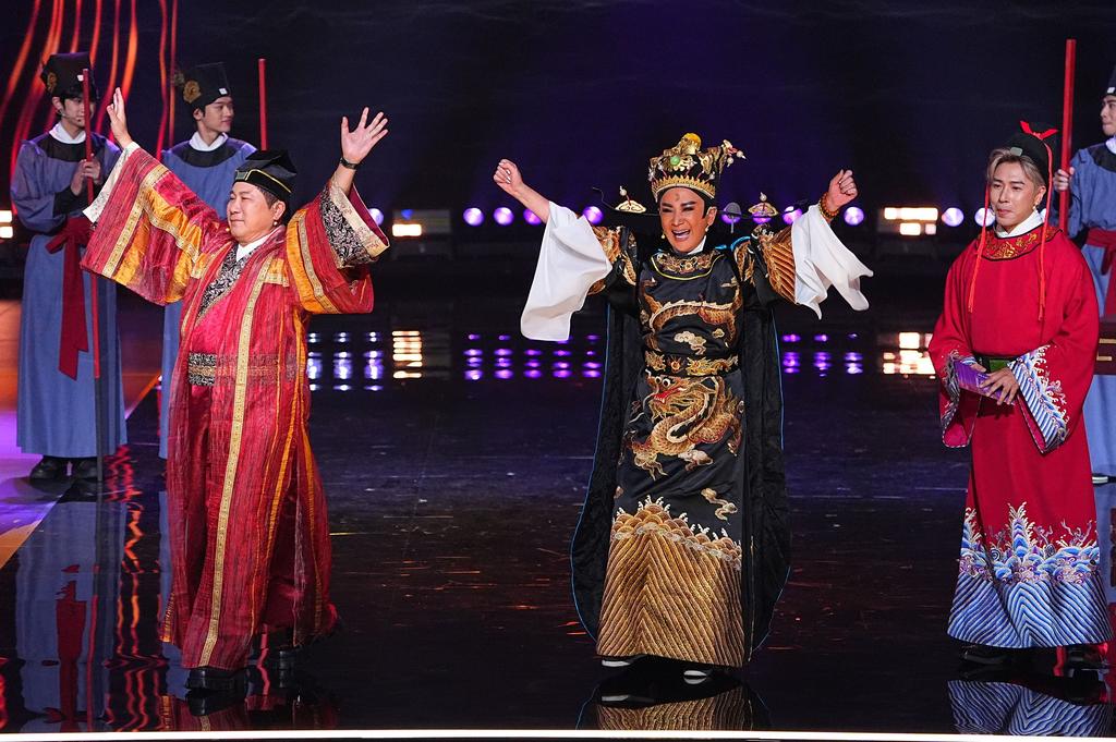 胡瓜、陳亞蘭與歐漢聲以《包青天》人物造型登台效果十足。（圖／三立提供）