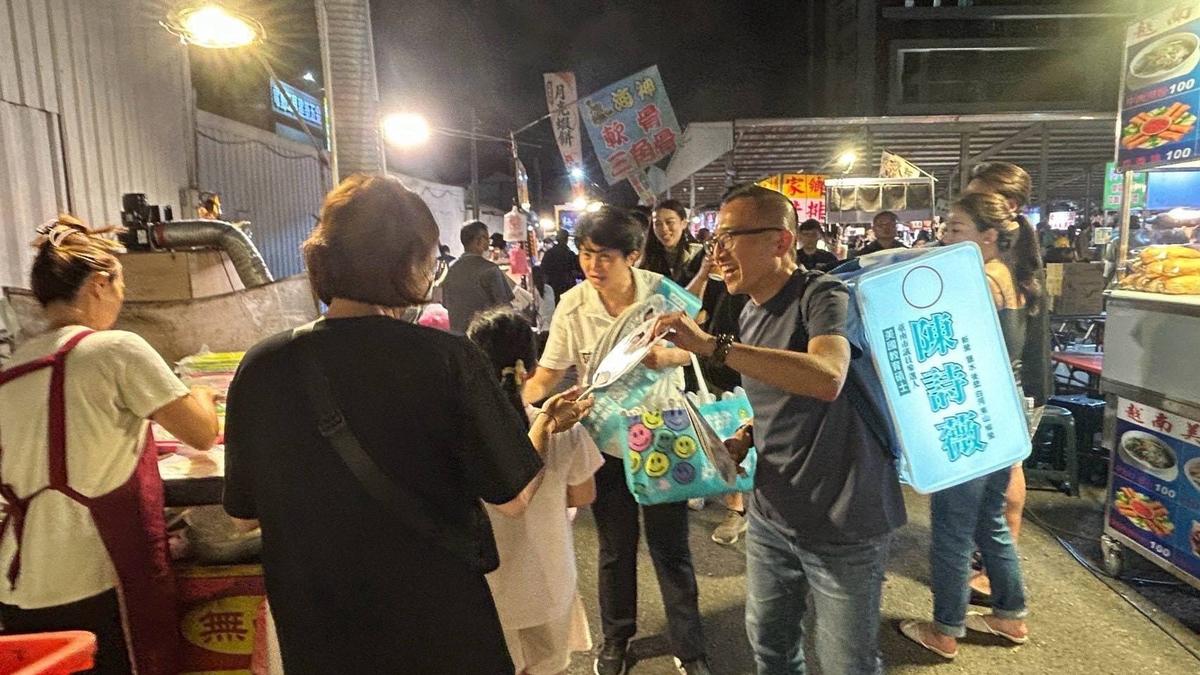 黨秘書長拚了! 站路口、背燈箱全都來 周榆修力拼民眾黨席次翻倍