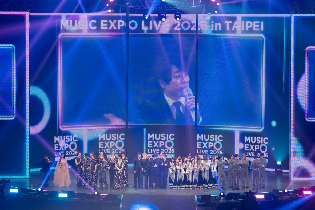 全體演出藝人於尾聲登台謝幕,群星齊聚為MUSIC EXPO LIVE畫下完美句點。(圖/©️MUSIC EXPO LIVE 2026實行委員會提供)