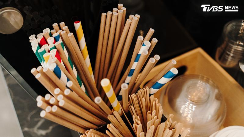 紙吸管是否環保受到質疑。(圖/Shutterstock達志影像)