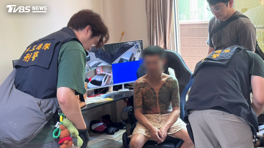 高雄警方日前攻堅一處毒品分裝廠,成功逮捕因毒品案遭判刑9年、逃亡僅8天的張姓通緝犯。(圖/TVBS)