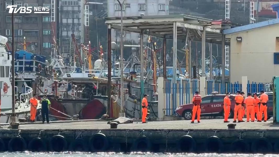 海巡人員於碧砂漁港附近海域尋獲遺體。(圖/TVBS)