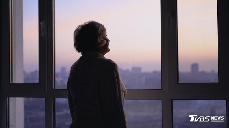 日本一名74歲母親,雖然擁有724萬存款,但仍拒絕兒子開口借錢買房。(示意圖,非當事人/達志影像 shutterstock)