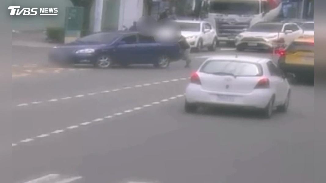 經查後發現車輛是不明原因故障停駛,黃姓女駕駛因車上沒有三角警示牌,只好將後座物品拿出放置在車輛後方作為警示。(圖/翻攝Threads_chow.chow__do)