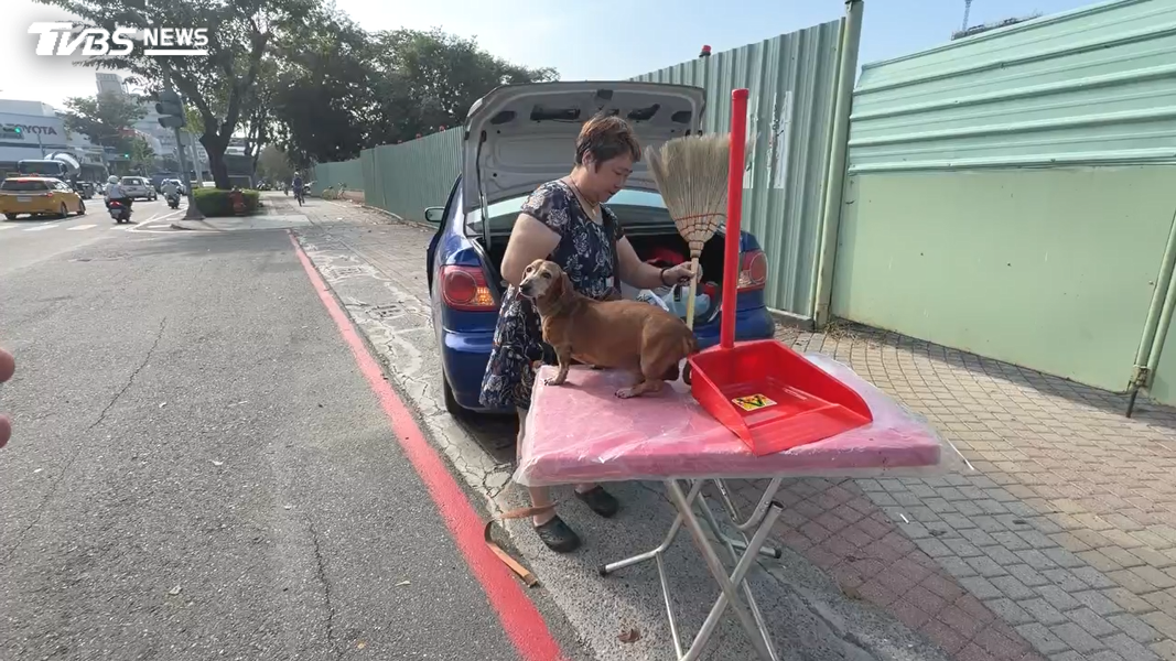 黃姓女駕駛事後出面還原當時情況,她表示當時還拿了一支掃帚出來,認為這樣比較醒目,使用紅色物品當警示比較安全。(圖/TVBS)