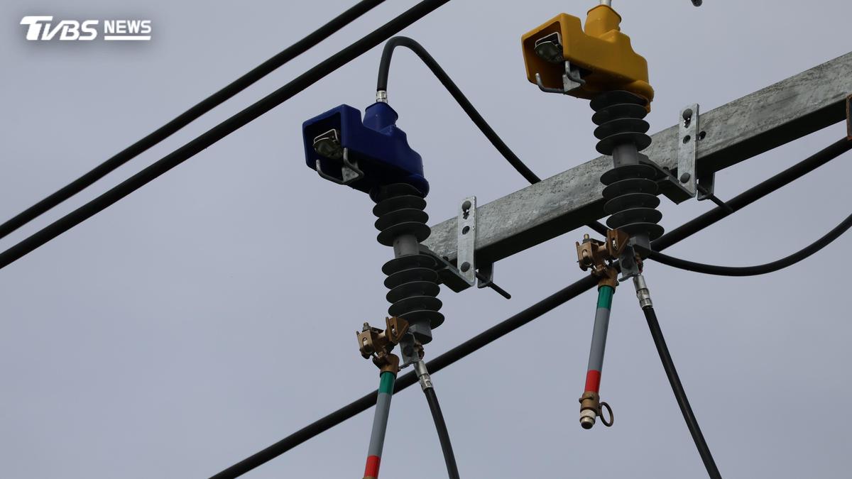 吐口水牽絲「碰到高壓電」!印男遭1.1萬伏特擊穿 焦黑掛屍陽台