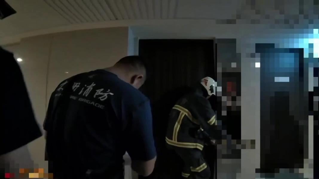 社宅大門鑰匙孔遭灌強力膠,警消破門。(圖/TVBS)