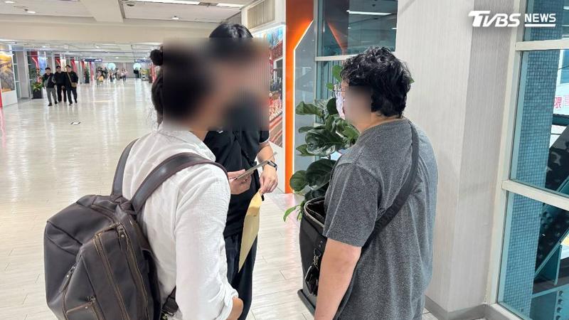李男(右)買兇殺妻後,仍冷靜與岳父母前往日本處理後事,直到返台才揭真兇身份。(圖/TVBS)