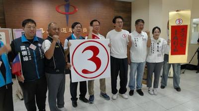 嘉義市長選舉張啓楷抽中3號全場比「OK」 張啓楷遞辯論邀請函 王美惠竟頭也不回 快步閃避