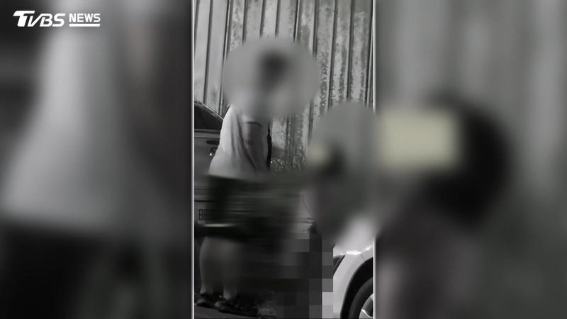 台中父當街怒吼女兒!逼問後「一巴掌打倒」 影片瘋傳惹眾怒(圖/TVBS)