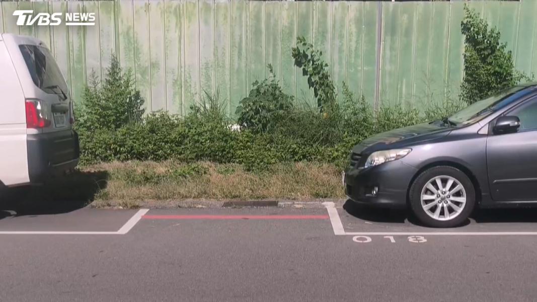 台中父當街怒吼女兒!逼問後「一巴掌打倒」 影片瘋傳惹眾怒(圖/TVBS)