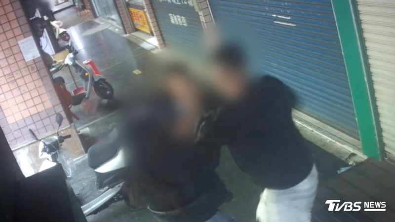 一名男子和朋友,到火車站附近一家酒吧喝酒,認識了嫌犯,沒想到散場時雙方爆發衝突。(圖/TVBS)