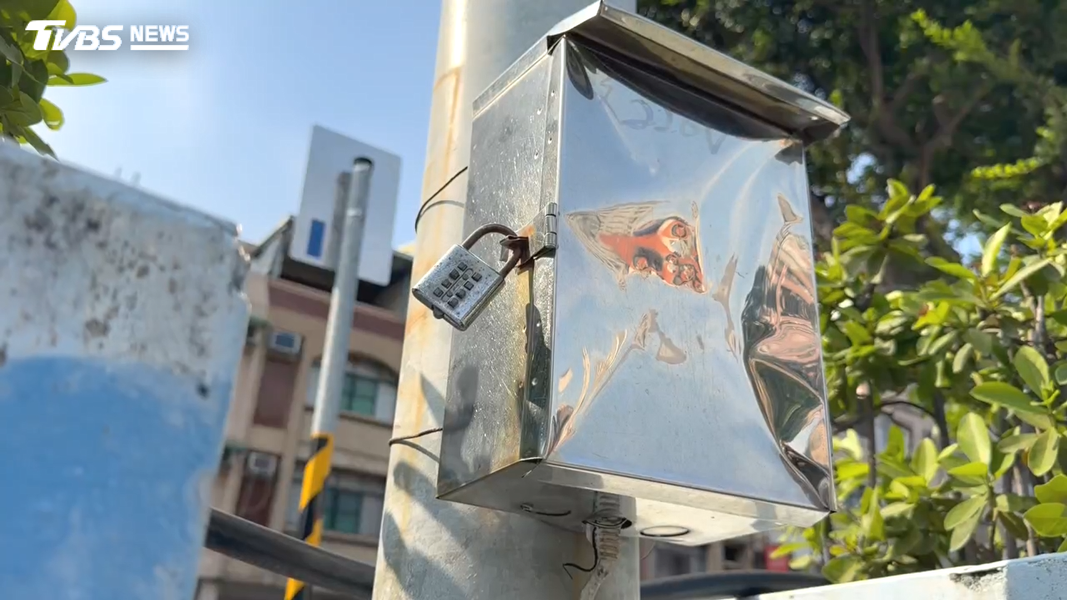 實際走訪現場發現,燈桿下方的電箱已上鎖,不開放一般民眾使用。(圖/TVBS)