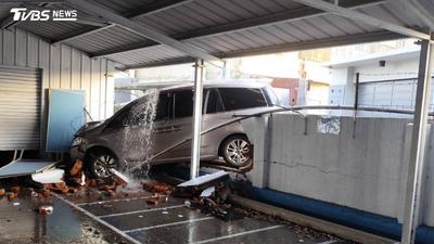 學校圍牆被撞破、門口路樹倒塌壓壞車! 校園周邊狀況多