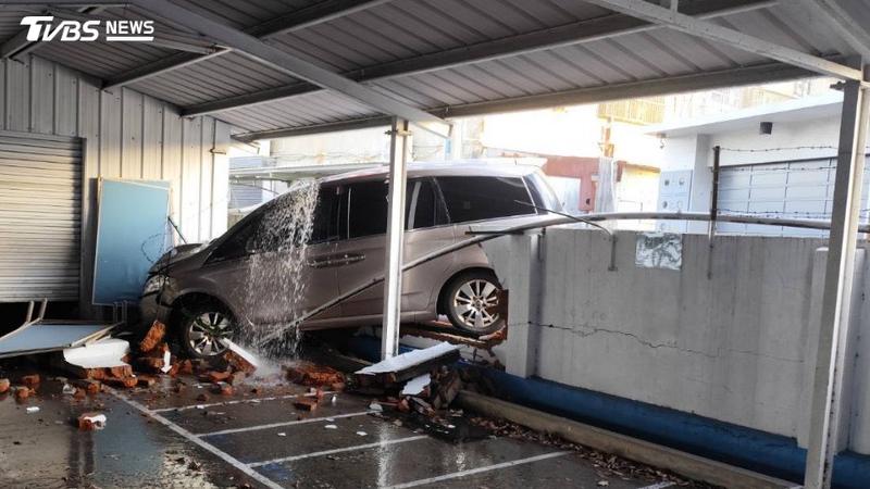 雲林虎尾揚子高中側邊圍牆,遭休旅車凌晨撞破校園圍牆近10公尺,肇事駕駛事後逃逸,警方正積極調查中。
(圖/TVBS)