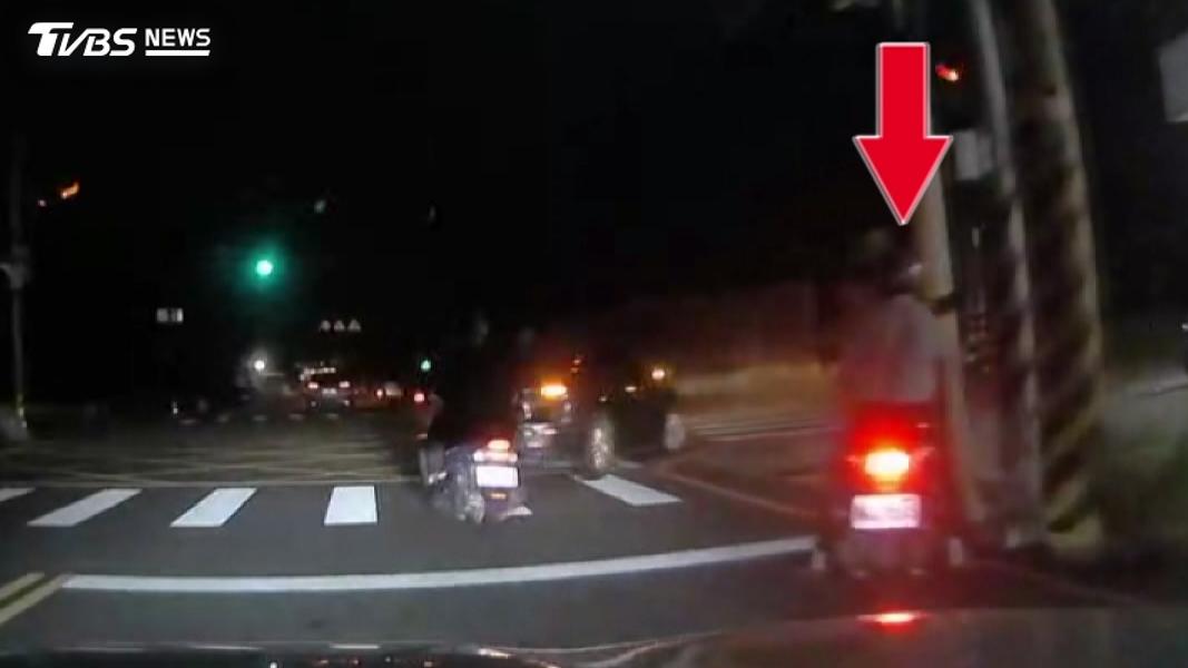 熱心駕駛跟拍蛇行阿伯!對方認「去喝酒」話剛說完催油門跑了。(圖/民眾提供)