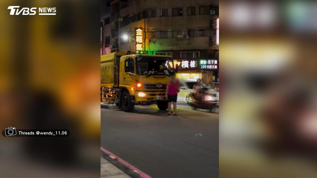 北中連爆「垃圾車衝突」!婦抱童攔車 男酒後拍車窗嗆司機。(圖/民眾提供)