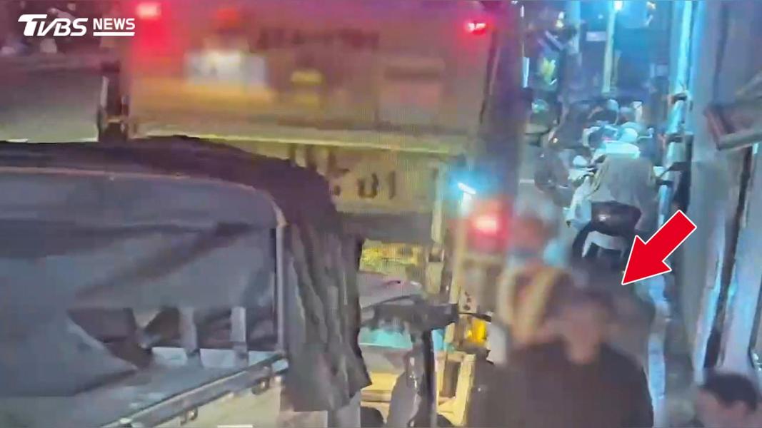 北中連爆「垃圾車衝突」!婦抱童攔車 男酒後拍車窗嗆司機。(圖/民眾提供)
