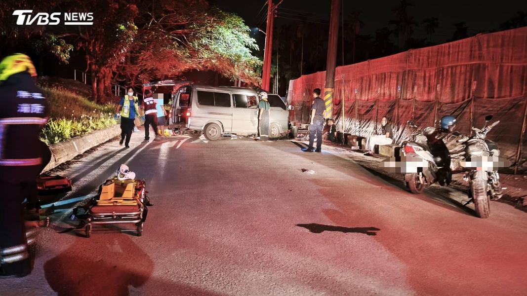 屏東發生一起自撞車禍造成8人受傷,其中1人命危搶救中。(圖/TVBS)