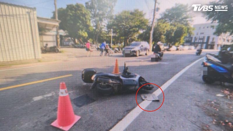 機車在路上行駛,突然壓到鐵片閃不及慘摔倒地,經過警方追查,才知道是前方的貨車擋泥鐵片脫落。(圖/TVBS)