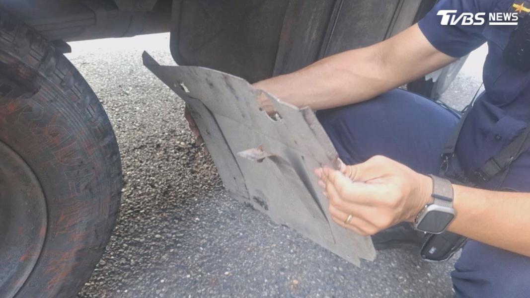 機車在路上行駛,突然壓到鐵片閃不及慘摔倒地,經過警方追查,才知道是前方的貨車擋泥鐵片脫落。(圖/TVBS)