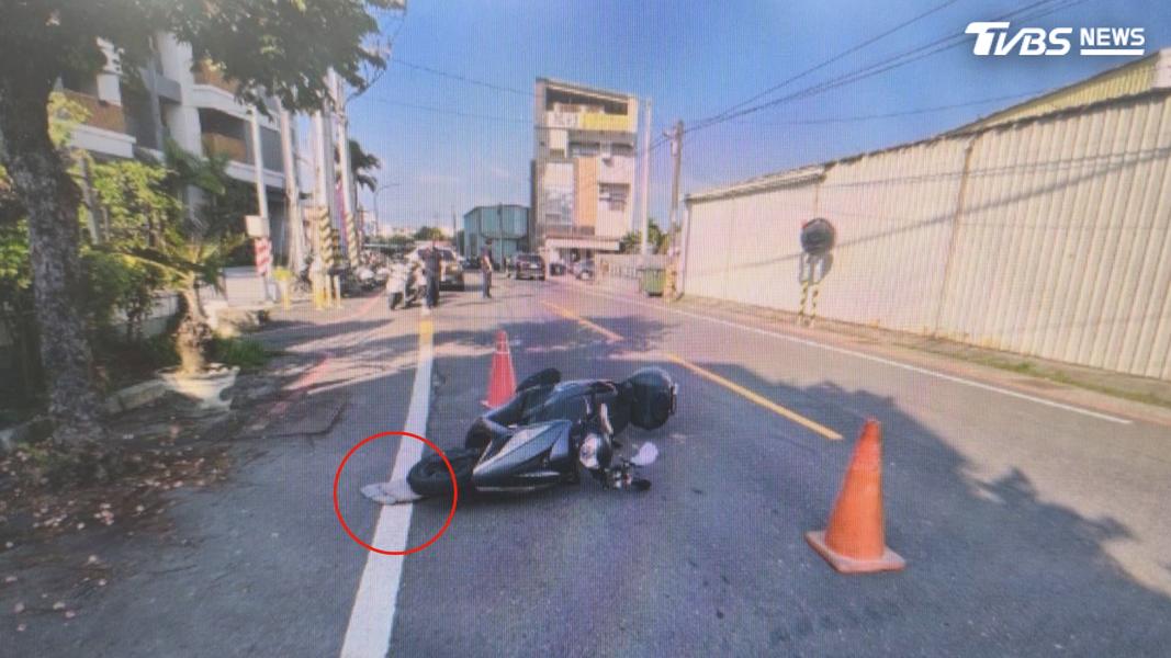 機車在路上行駛,突然壓到鐵片閃不及慘摔倒地,經過警方追查,才知道是前方的貨車擋泥鐵片脫落。(圖/TVBS)