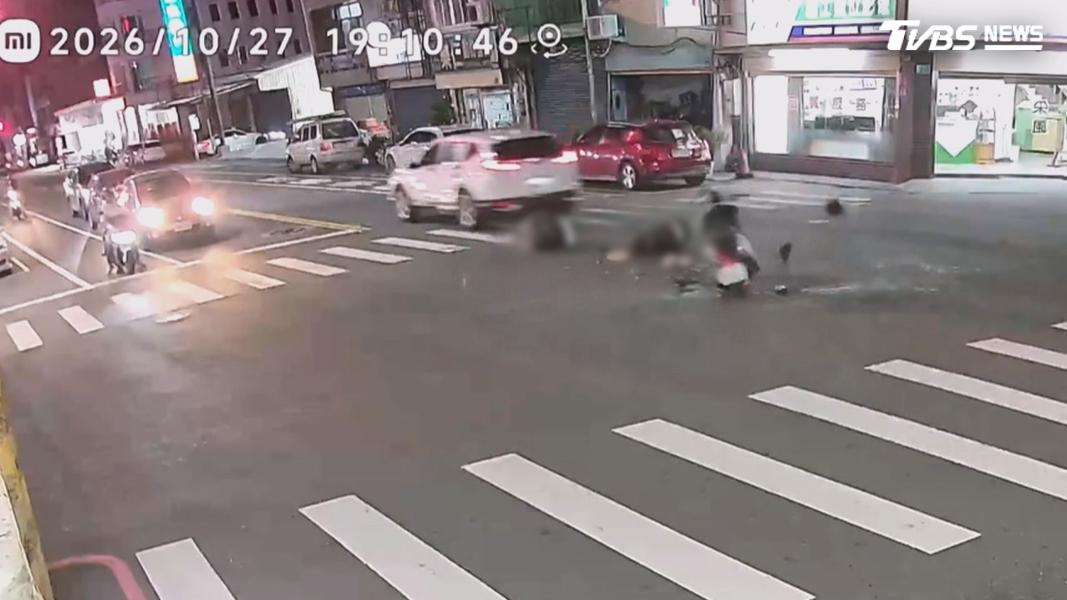 疑似白色轎車闖紅燈,導致騎士閃不及撞上,除了機車噴飛重摔,騎士也一度倒地不起。(圖/翻攝臉書@黃怡晉)