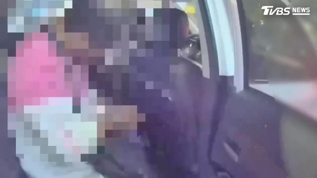 程男經唾液快篩檢測呈愷他命陽性反應,警方隨即依法將其逮捕。(圖/TVBS)